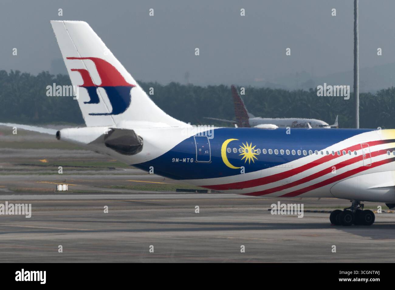 La compagnie aérienne malaisienne livrée sur ses avions à l'aéroport international de Kuala Lumper à environ 35 km de Kuala Lumpur, capitale de la Malaisie Banque D'Images