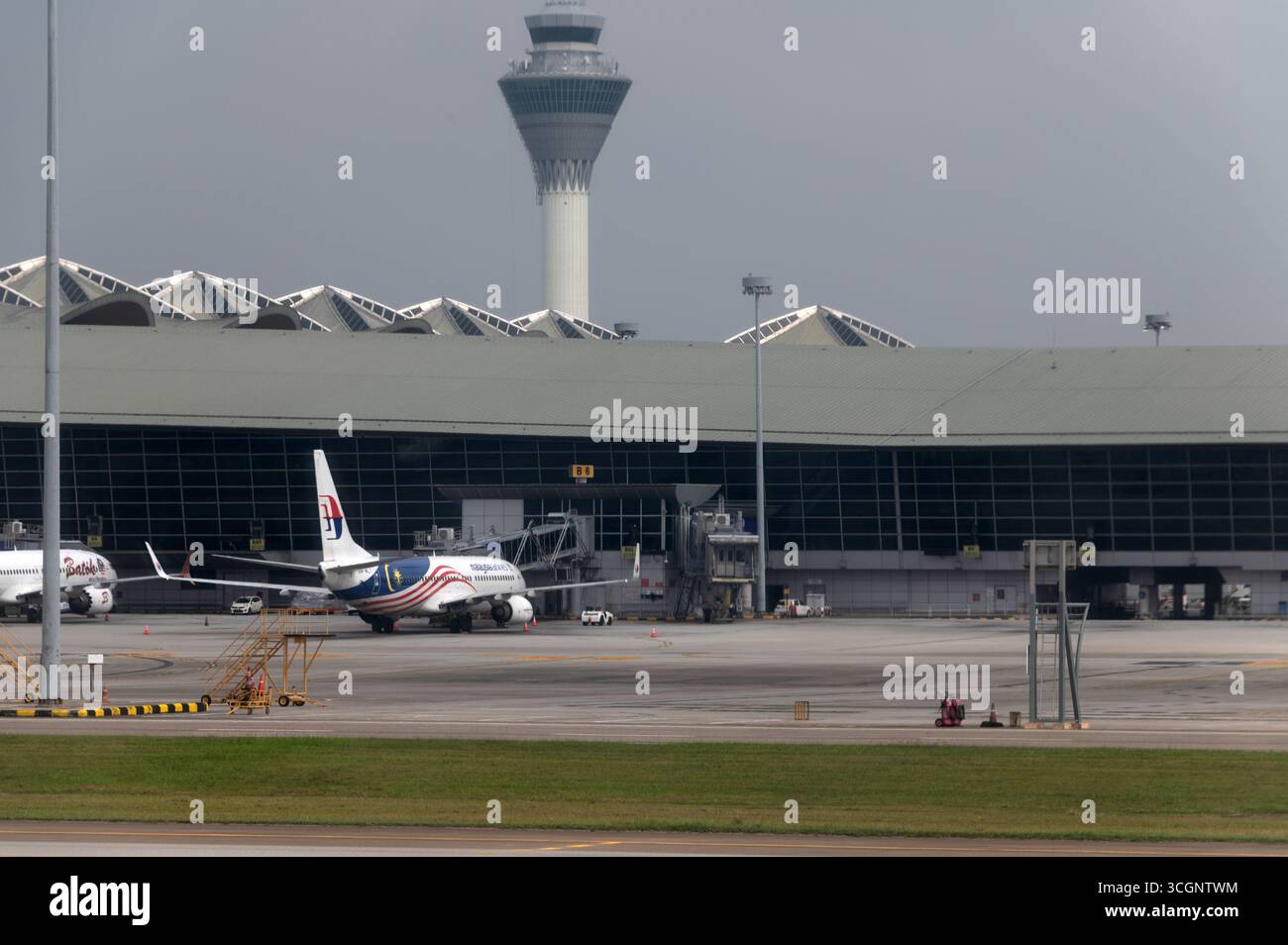 Tour de contrôle et terminaux passagers à l'aéroport international de Kuala Lumper à environ 35 km de Kuala Lumpur, capitale de la Malaisie Banque D'Images
