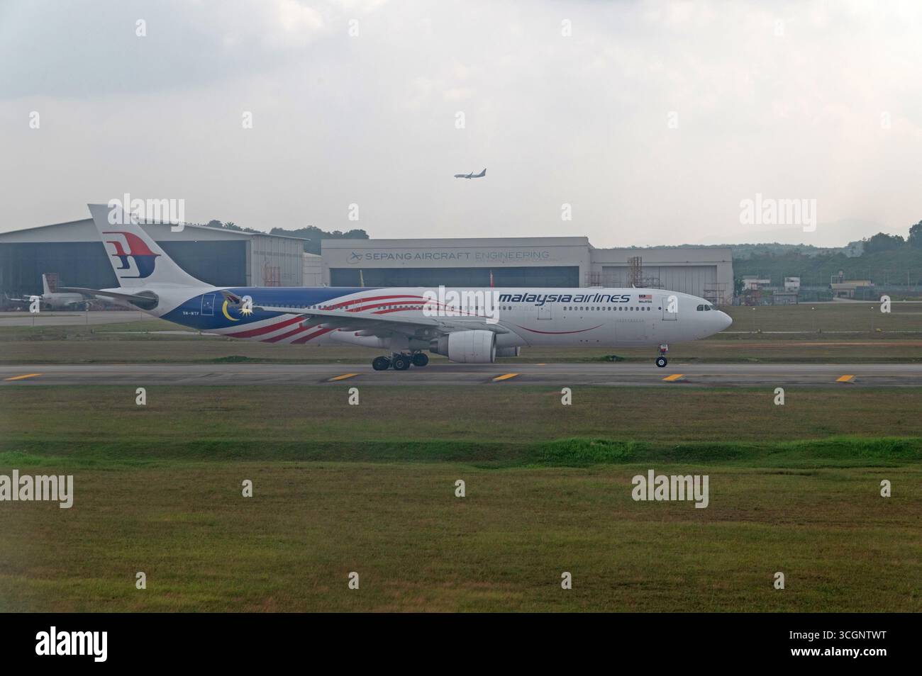 Un Airbus A330-300 de Malaysian Airlines sur la piste, décollant à l'aéroport international de Kuala Lumper à environ 35 km de Kuala Lumpur, c Banque D'Images
