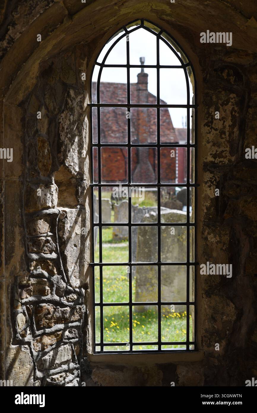 Vue du cimetière par la fenêtre de l'église Banque D'Images