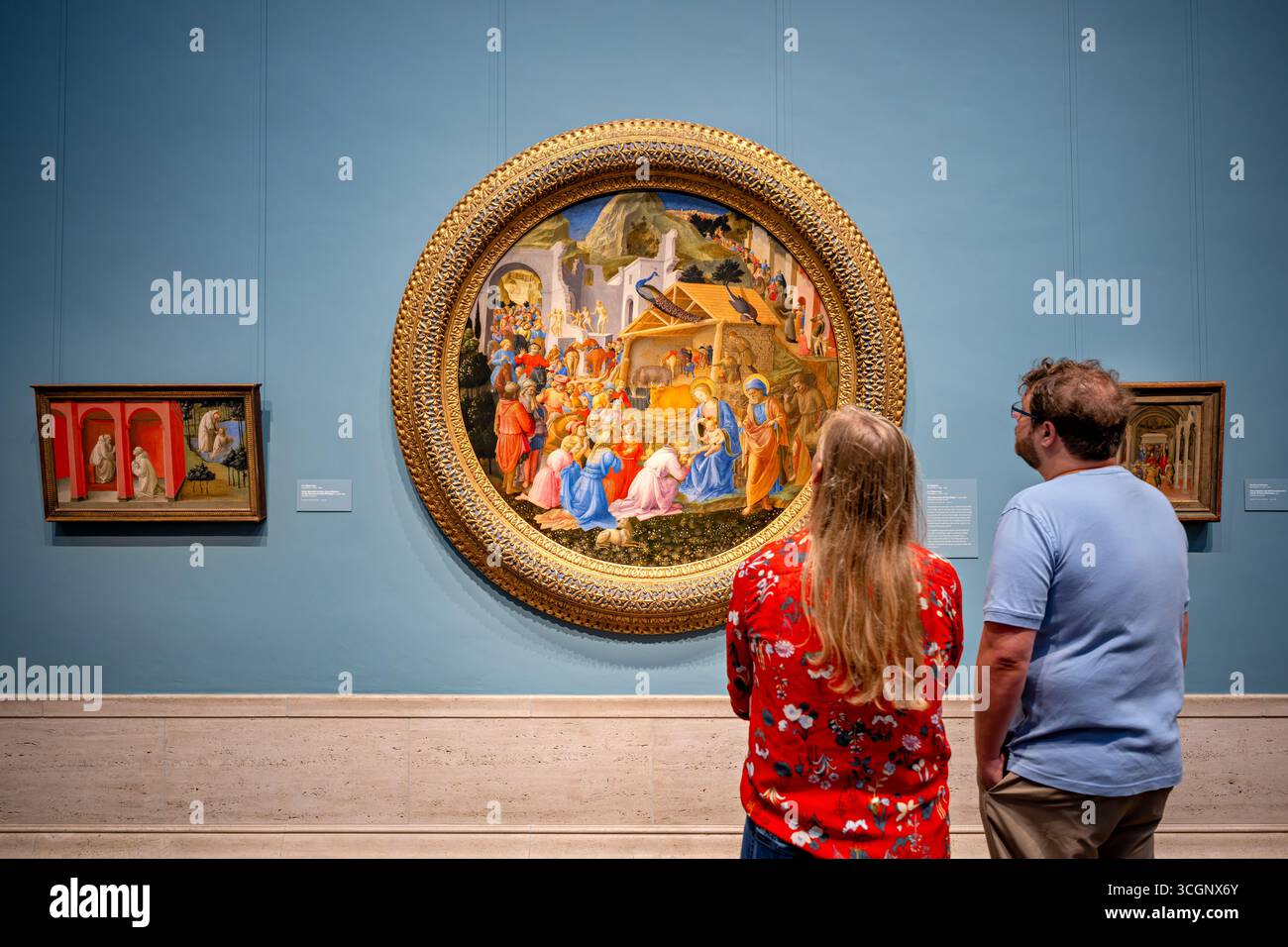 L'Adoration du Tondo Magi de Fra Angelico et Fra Filippo Lippi à la National Gallery of Art de Washington DC // WASHINGTON DC — L'Adoration des Mages, une peinture circulaire de tempera sur panneau de peuplier créée autour de 1440-1460, est exposée à la National Gallery of Art . Le travail collaboratif a été commencé par Fra Angelico (c. 1395-1455) et complété par Fra Filippo Lippi (c. 1406-1469), tous deux artistes florentins. Le tondo représente la scène biblique des trois Mages présentant des cadeaux à l'enfant Jésus, avec une procession colorée enroulant autour d'une colline et sous une ancienne arche vers la crèche. Banque D'Images