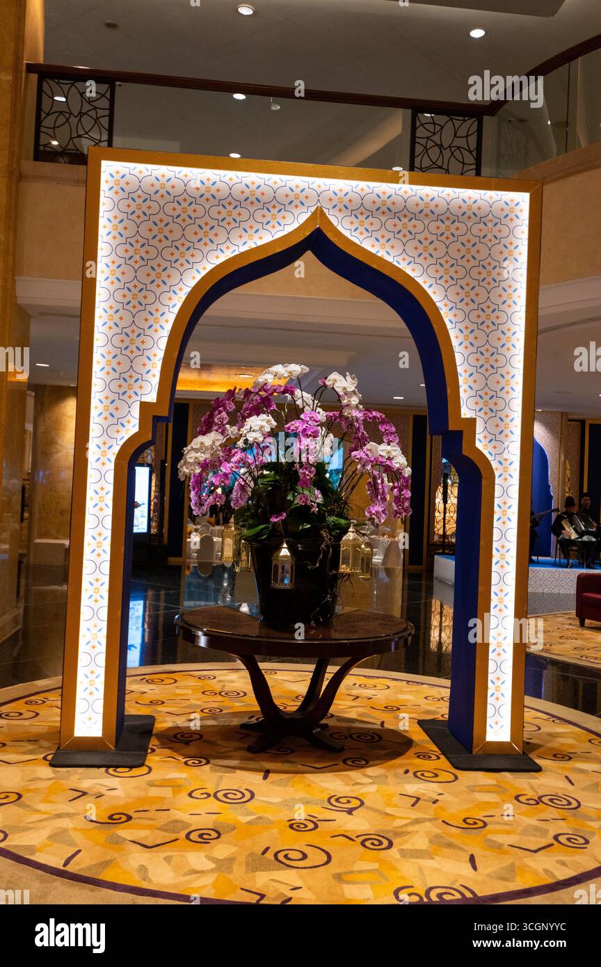 Dans le hall principal d'un hôtel cinq étoiles à Kuala Lumpur, en Malaisie, qui affiche des dessins islamiques tels que la grande arche et une grande flore. ble Banque D'Images