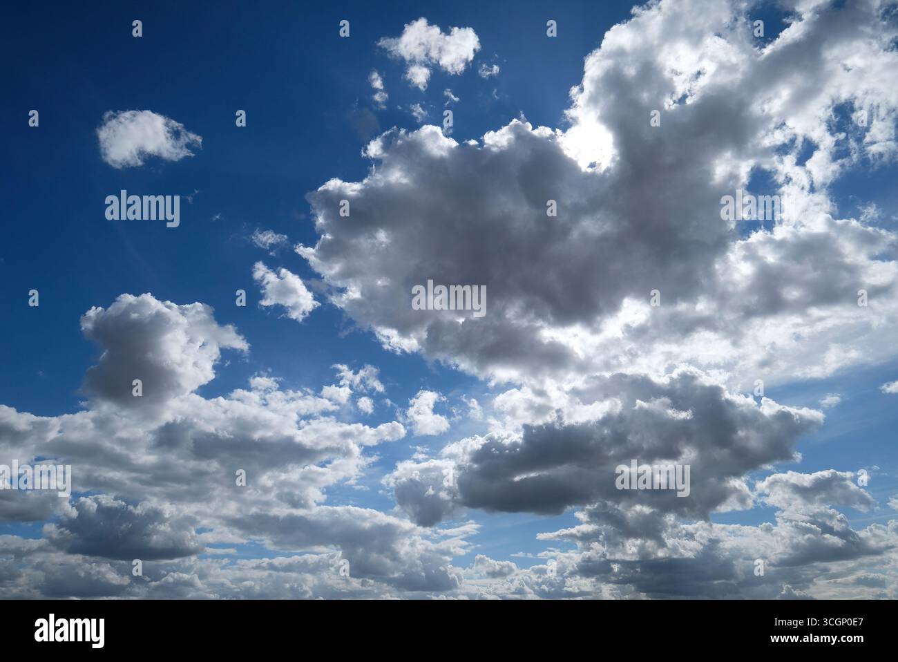 nuages blancs sur ciel bleu vif, norfolk, angleterre Banque D'Images