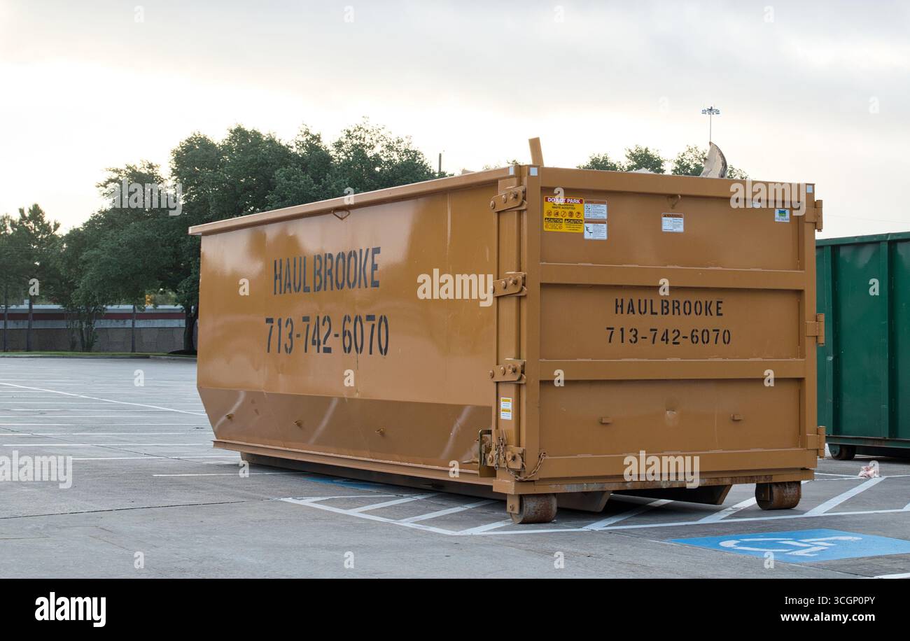 Houston, Texas États-Unis 06-15-2025 : Haulbrooke benne industrielle de location dans un parking commercial. Banque D'Images