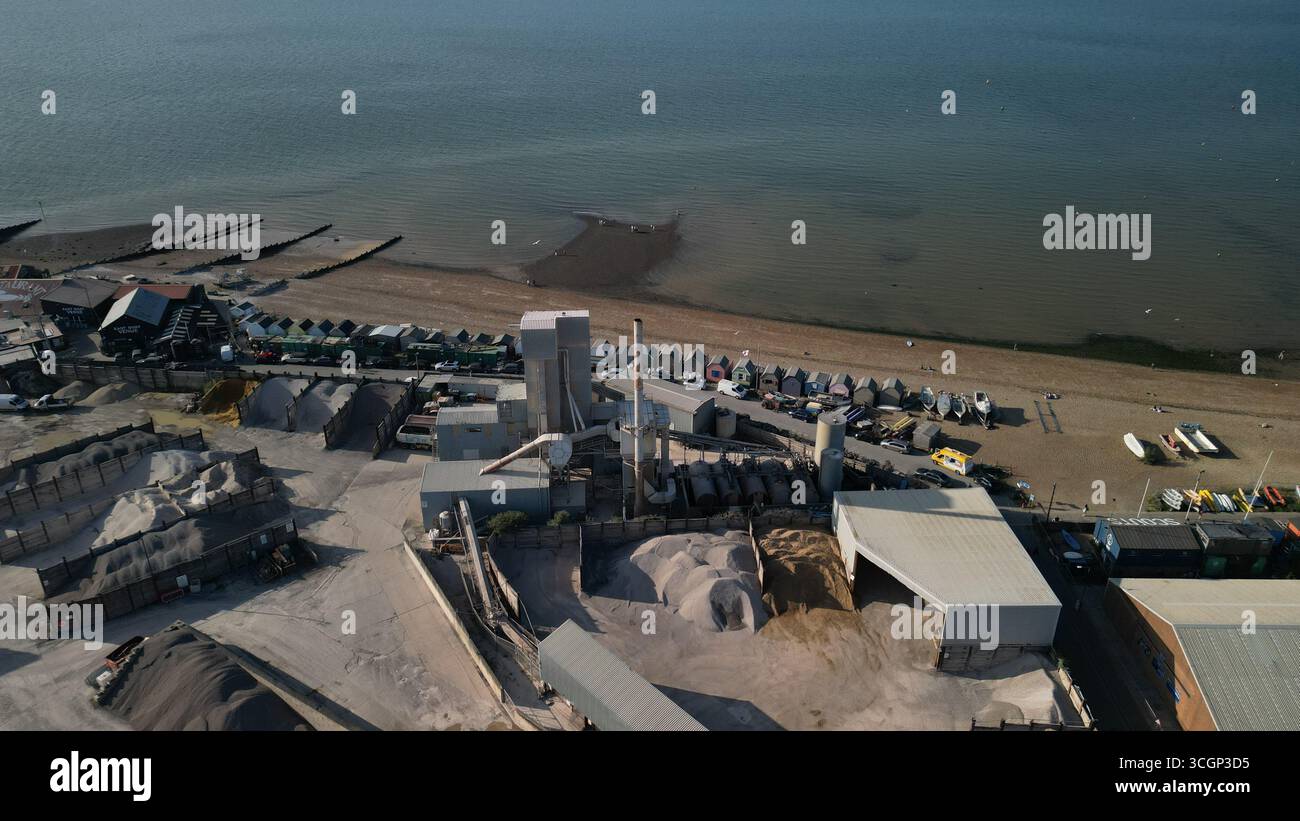 Vue aérienne du port de Whitstable et du front de mer dans le Kent montrant les bateaux, la marina, le port de travail et le littoral Banque D'Images