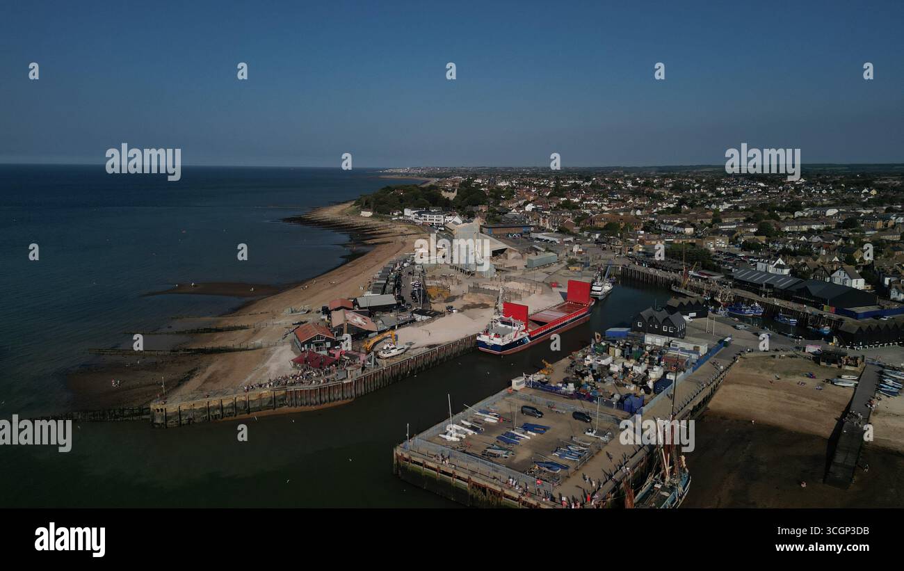 Vue aérienne du port de Whitstable et du front de mer dans le Kent montrant les bateaux, la marina, le port de travail et le littoral Banque D'Images