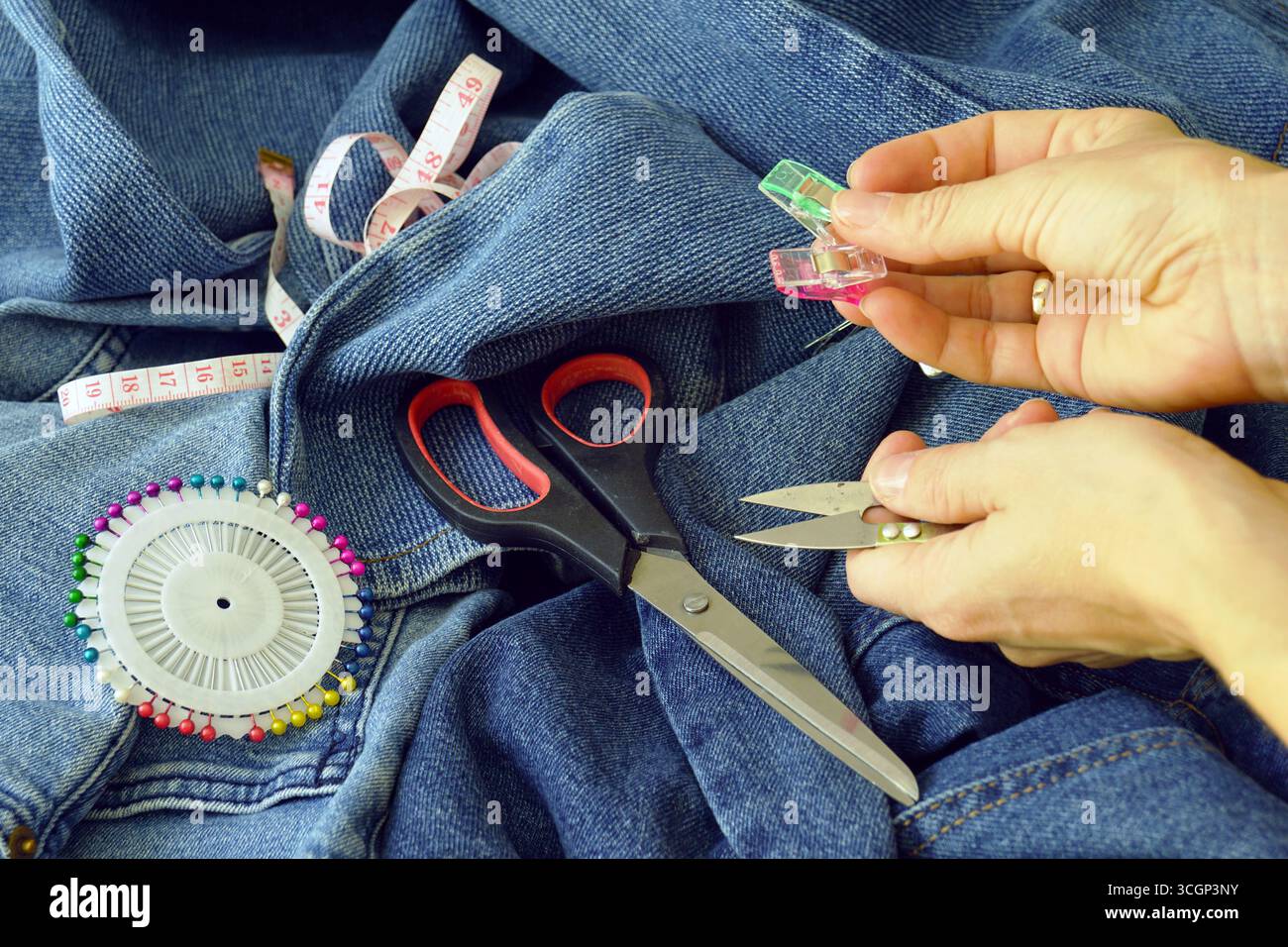 Matériel éducatif de conception de mode pour cours de couture professionnelle. Formation en arts textiles avec équipement de couture conforme aux normes de l'industrie. Arts créatifs Banque D'Images