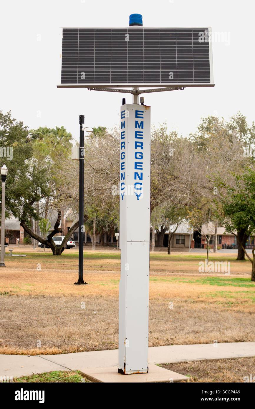 Haut poteau blanc avec panneau solaire, une station d'urgence avec boîte d'appel dans un parc, McAllen, Texas, USA. Banque D'Images