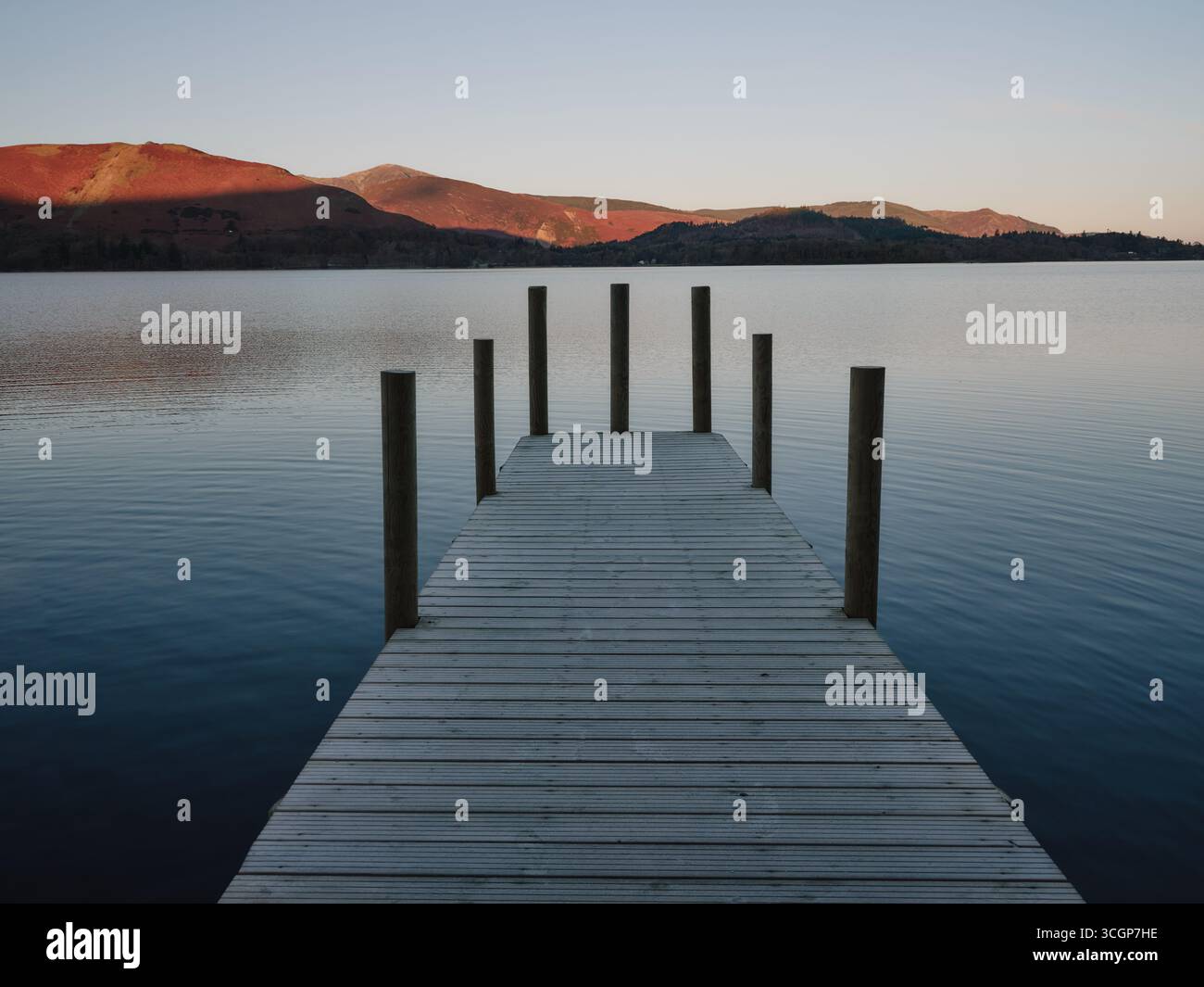 Ashness Gate Derwentwater Landing jetée au lever du soleil dans le parc national de Lake District, Keswick, Cumbria Angleterre Royaume-Uni Banque D'Images