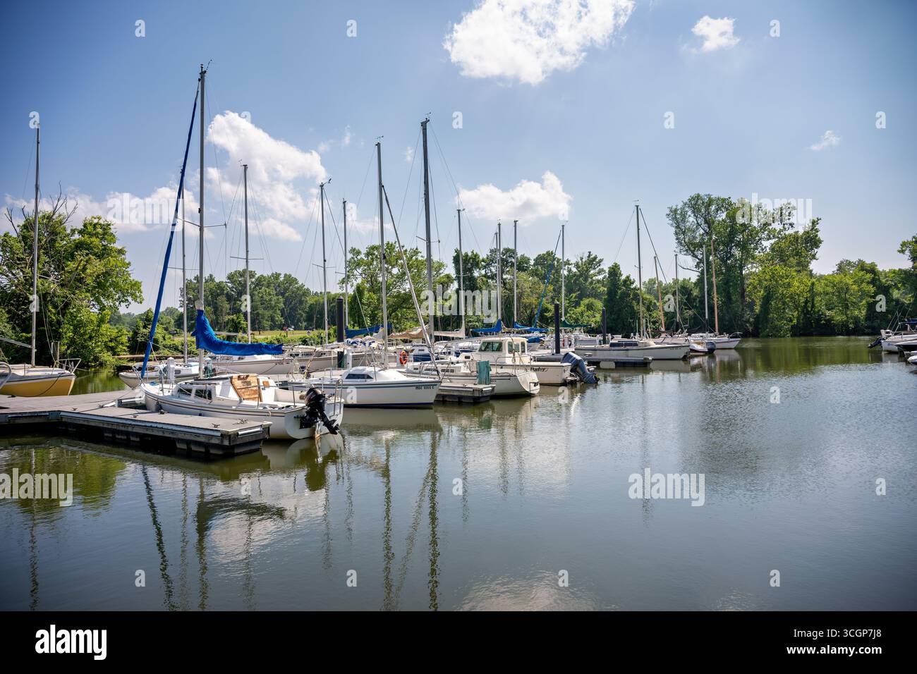 Washington Sailing Marina voiliers amarrés Potomac River Arlington Virginia // ARLINGTON, VIRGINIA — les voiliers sont amarrés à la Washington Sailing Marina sur le fleuve Potomac. Cette marina est un centre de loisirs populaire pour les amateurs de canotage dans la région métropolitaine de Washington D.C. La rivière Potomac traverse la région de la capitale, constituant une ressource naturelle et récréative importante. Située à Arlington, en Virginie, juste au sud de l'aéroport national Ronald Reagan Washington, la marina offre un accès à la rivière pour la voile, le kayak et le paddleboard. La rivière Potomac forme p Banque D'Images
