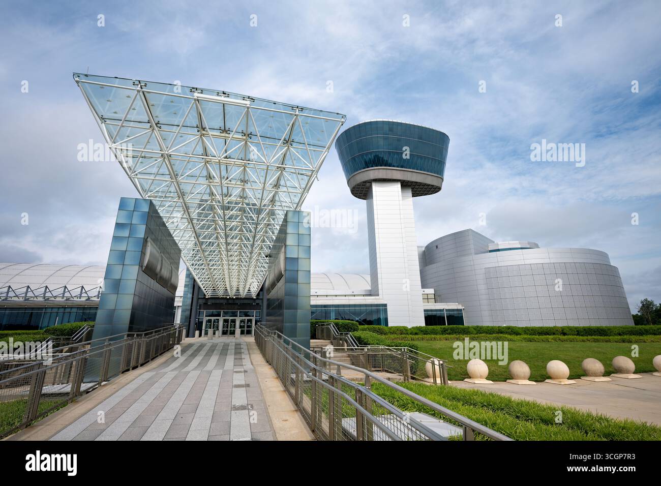 Smithsonian National Air and Space Museum Udvar-Hazy Center Entrance Control Tower Chantilly Virginie États-Unis // CHANTILLY, Virginie, États-Unis — L'entrée du Smithsonian National Air and Space Museum Steven F. Udvar-Hazy Center présente sa réplique distinctive de tour de contrôle du trafic aérien. Cette vaste annexe du Musée national de l'Air et de l'espace a ouvert ses portes en 2003. Il offre un vaste espace d'exposition pour des milliers d'objets aéronautiques et spatiaux. Situé à côté de l'aéroport international Washington Dulles, il abrite des objets emblématiques comme la navette spatiale Discovery et un Concorde. Le Ser. Central Banque D'Images