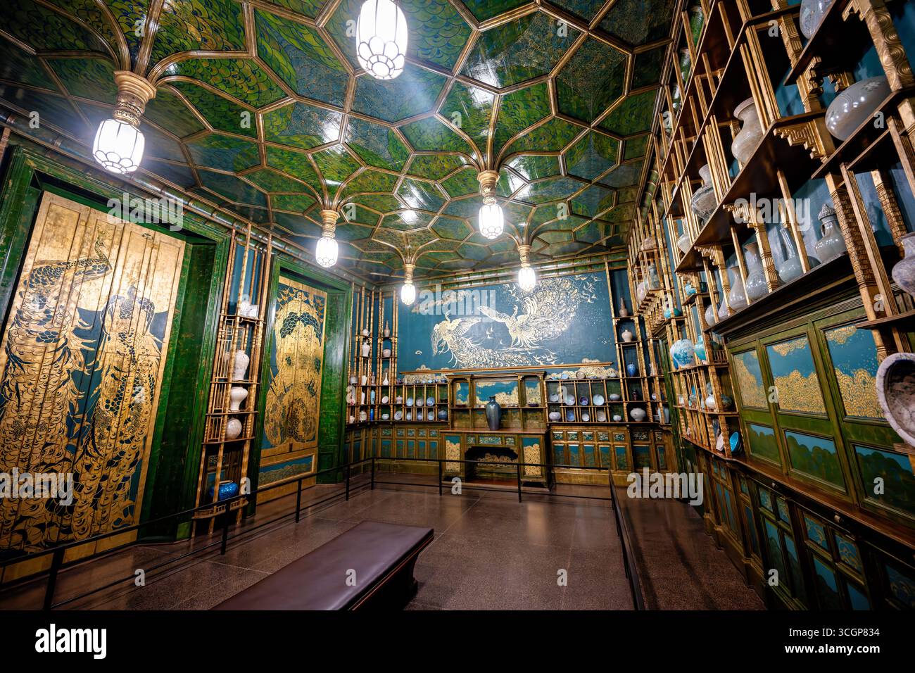 Peacock Room Smithsonian National Museum of Asian Art Washington DC USA // WASHINGTON DC — The Peacock Room, un intérieur emblématique de l'artiste James McNeill Whistler, est exposé au Smithsonian National Museum of Asian Art. Ce chef-d'œuvre du mouvement esthétique a été conçu à l'origine par Whistler pour la maison londonienne du magnat du transport maritime Frederick Leyland entre 1876 et 1877. Le collectionneur américain Charles Lang Freer a acheté la salle en 1904, la léguant finalement à la Smithsonian institution. C'est une installation permanente et célèbre au sein de la Freer Gallery of Art, l'une des TW Banque D'Images