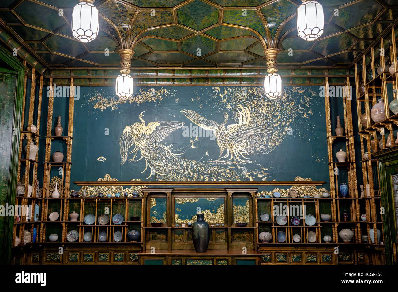 Peacock Room Smithsonian National Museum of Asian Art Washington DC // WASHINGTON DC — The Peacock Room, ou Harmony in Blue and Gold : The Peacock Room, est un chef-d'œuvre du design d'intérieur esthétique de l'artiste américain James McNeill Whistler. Cette chambre opulente, ornée d'une impressionnante fresque murale de paon doré sur un fond bleu-vert, est installée dans la Freer Gallery of Art, qui fait partie du Musée national Smithsonian d'art asiatique. Créé à l'origine entre 1876 et 1877 pour expédier la maison londonienne du magnat Frederick Leyland, il servait de salle à manger pour exposer sa collection de bleu chinois A. Banque D'Images