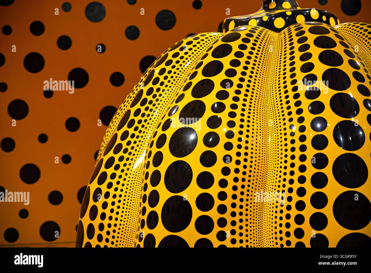 Yayoi Kusama Pumpkin sculpture Hirshhorn Museum Washington DC USA // WASHINGTON DC — Une grande sculpture de citrouille jaune avec des pois noirs du célèbre artiste japonais Yayoi Kusama est exposée au musée Hirshhorn. Le motif emblématique de la citrouille de Kusama est un thème central dans son œuvre diversifiée, symbolisant sa fascination pour le monde naturel et le concept de l'infini. Le musée Hirshhorn et le jardin des sculptures, qui font partie de la Smithsonian institution, est un musée de premier plan du moderne et contemporain Situé sur le National Mall, le musée présente un large éventail d'art international du m Banque D'Images