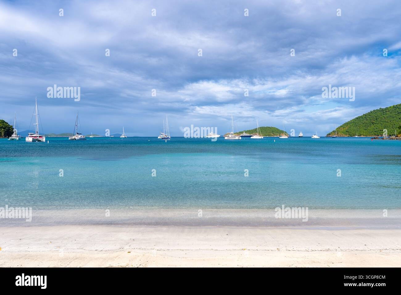 Voiliers et yachts à Maho Bay St John Îles Vierges américaines // ST JOHN, USVI — voiliers et yachts sont ancrés dans les eaux turquoises limpides de Maho Bay, une destination populaire sur les îles Vierges américaines. La baie est connue pour ses eaux calmes et sa vie marine abondante, y compris les tortues de mer. Des collines verdoyantes entourent la baie, créant un paysage tropical pittoresque. Maho Bay fait partie du parc national des îles Vierges, qui préserve la beauté naturelle et le patrimoine culturel de l'île. Le parc offre des possibilités de plongée en apnée, de kayak et de randonnée. Banque D'Images