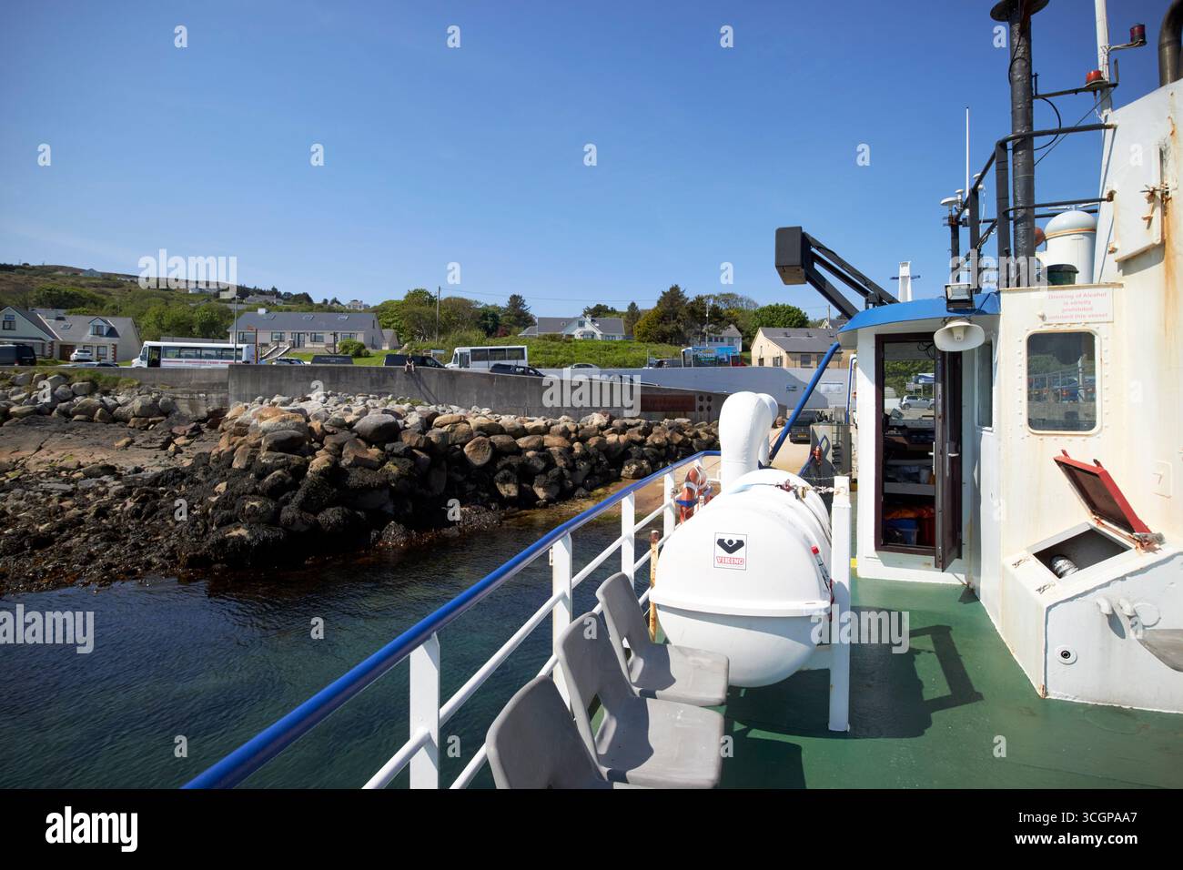 vue depuis le pont ouvert passager supérieur du ferry bleu burtonport arranmore dans le comté d'arranmore donegal république d'irlande Banque D'Images