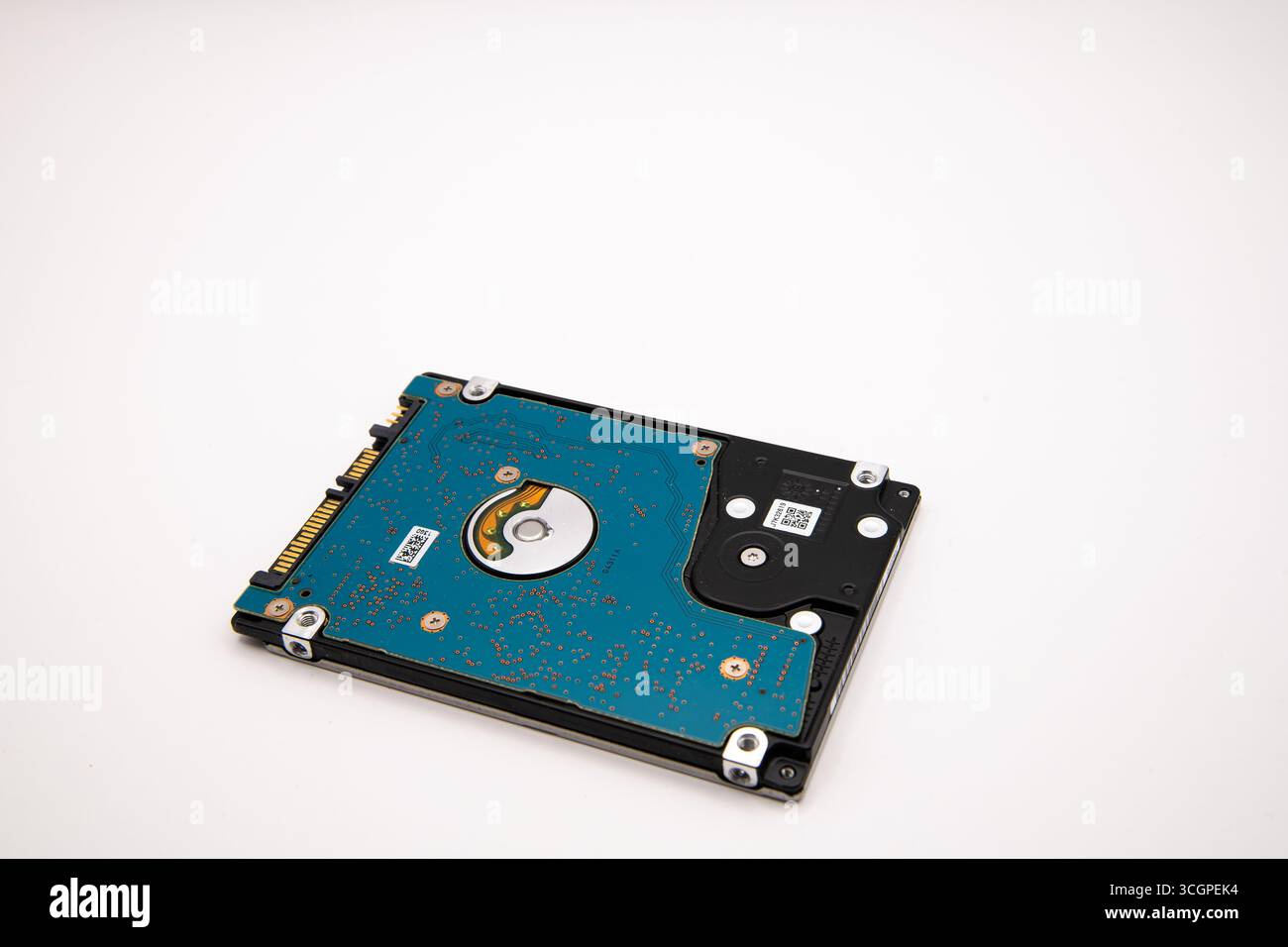 Disque dur d'ordinateur portable isolé sur fond blanc. Gros plan du périphérique de stockage interne de l'ordinateur montrant la carte de circuit imprimé et les connecteurs, symbole de technolog Banque D'Images