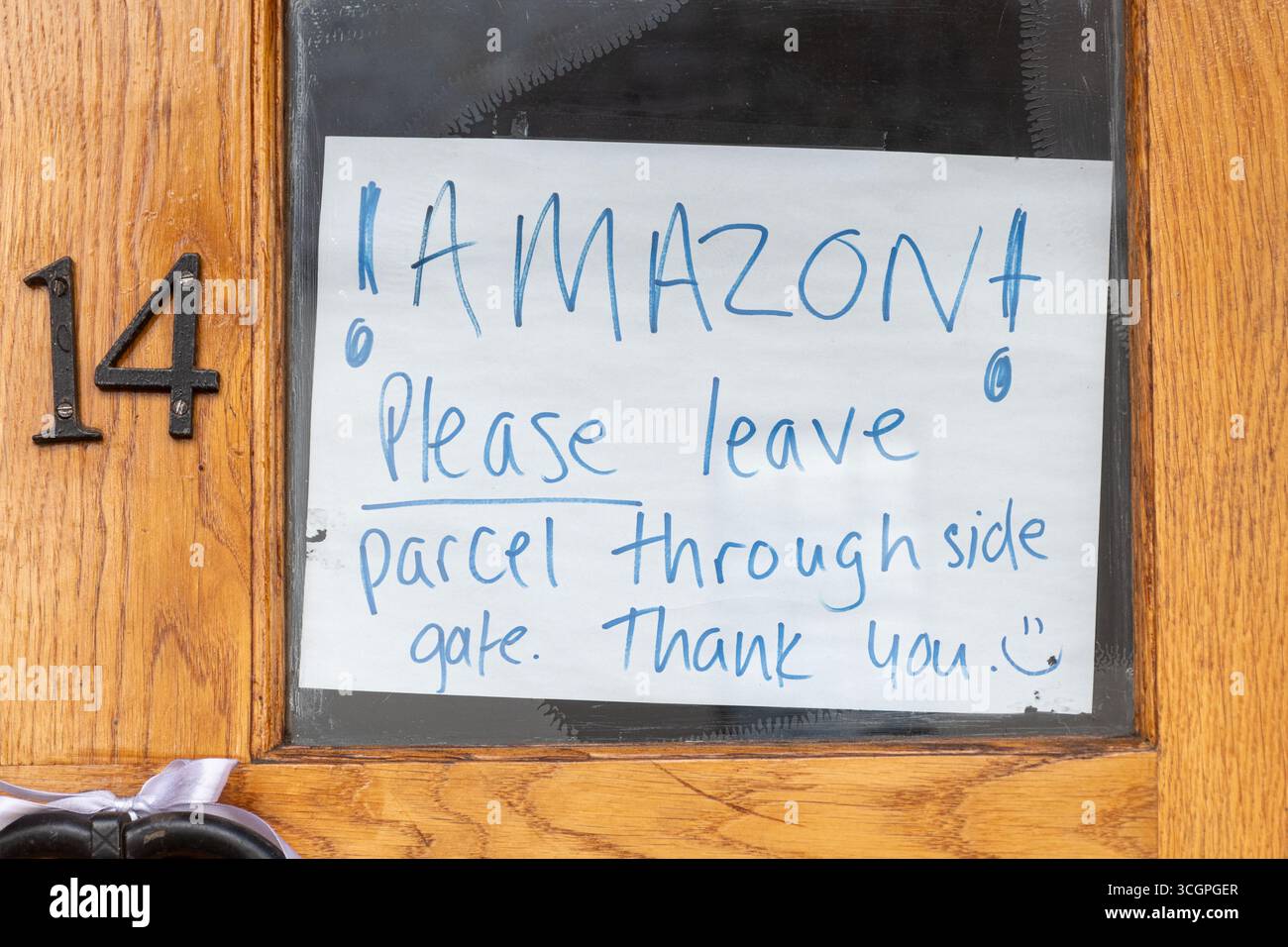 Avis sur la porte d'entrée de la maison - Amazon Veuillez laisser le colis par la porte latérale. Merci. Instructions au courrier livrant des colis, Royaume-Uni Banque D'Images