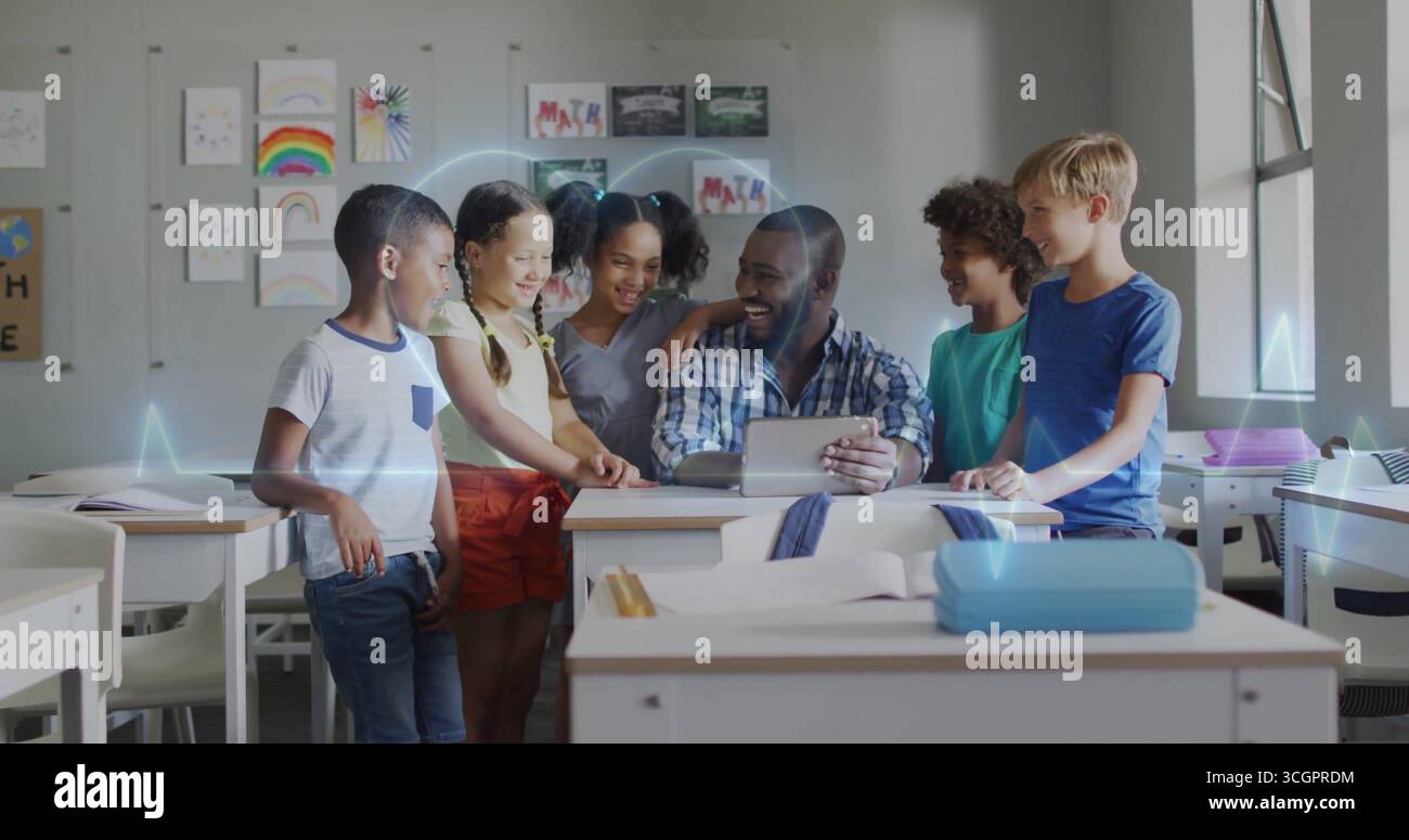 Étudiants penchés et enseignants partageant une tablette sur les bureaux de la classe, montrant des œuvres d'art colorées des étudiants Banque D'Images