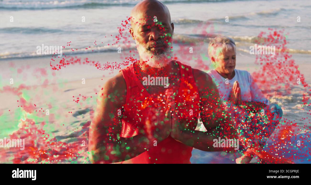 Homme assis dans le débardeur rouge et femme dans la chemise légère priant sur la plage, partenaires de yoga Banque D'Images