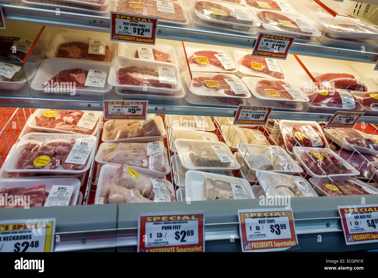 North Bay Village Miami Floride, supermarché Presidente, épicerie hispanique alimentaire, intérieur, plateaux de section réfrigérée de viande emballés de porc de bœuf Banque D'Images