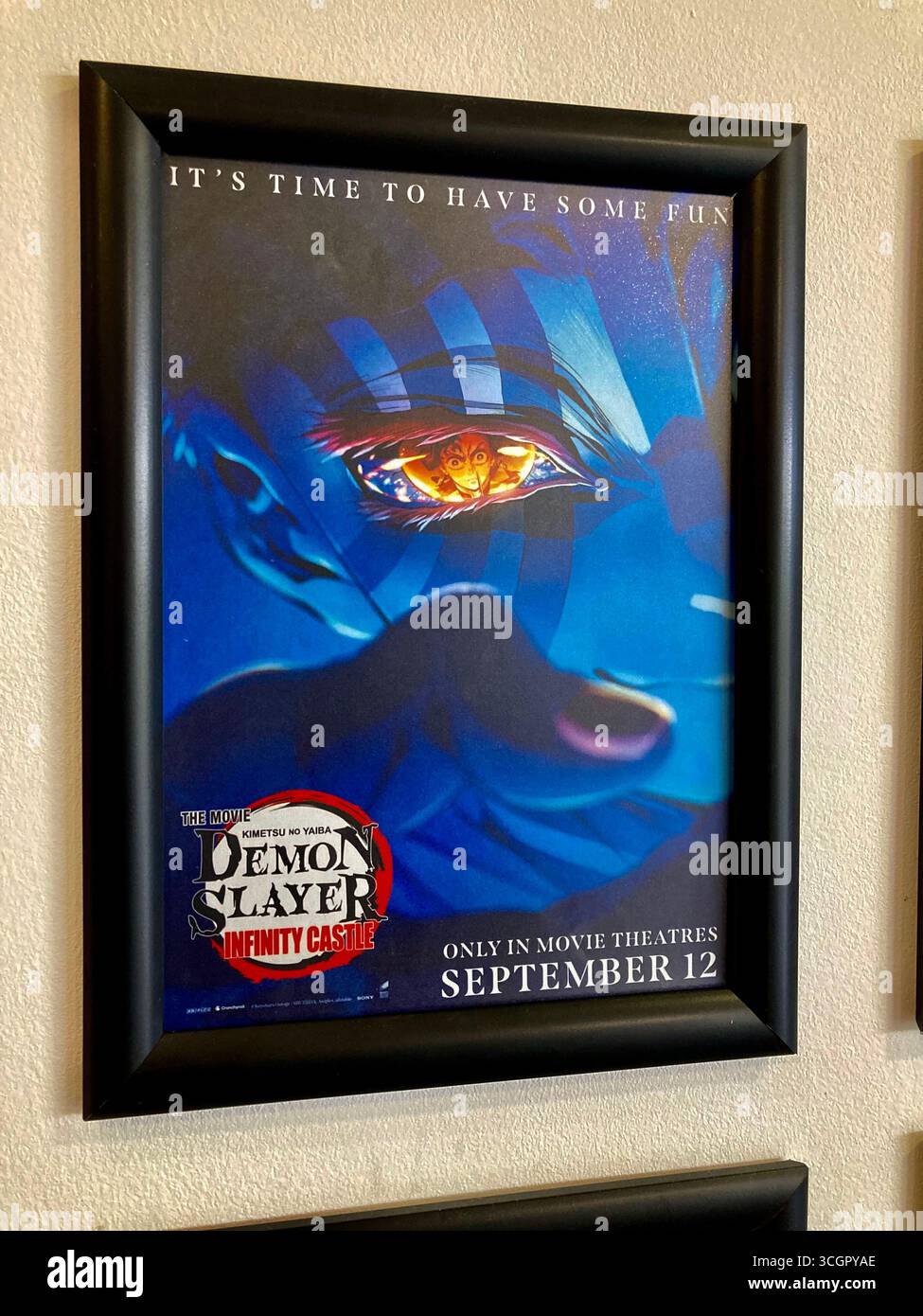 Version anglaise de Demon Slayer (Kimetsu no yaiba) , son affiche de cinéma dans une chaîne de cinéma britannique , avec Tanjiro dans la vue d'Akaza Banque D'Images