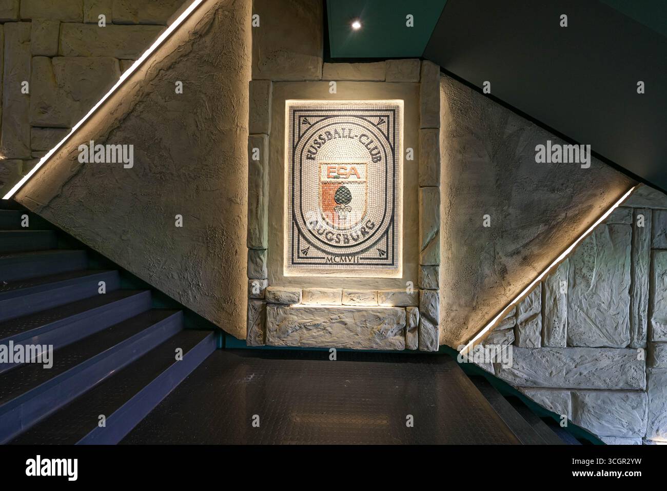 Augsburg, Deutschland. 29 août 2025. FCA logo als Mosaik gestaltet ; FCA präsentiert neuen Spielertunnel im Römerlook und erinnert damit an die römische Vergangenheit der Stadt Augsburg crédit : dpa/Alamy Live News Banque D'Images