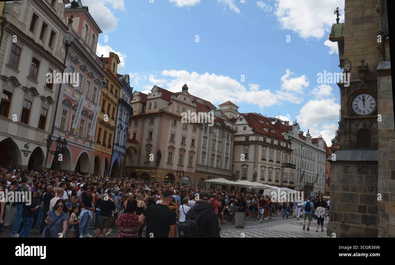 La foule s'est rassemblée dans les rues de Prague en regardant l'horloge de la place principale Banque D'Images
