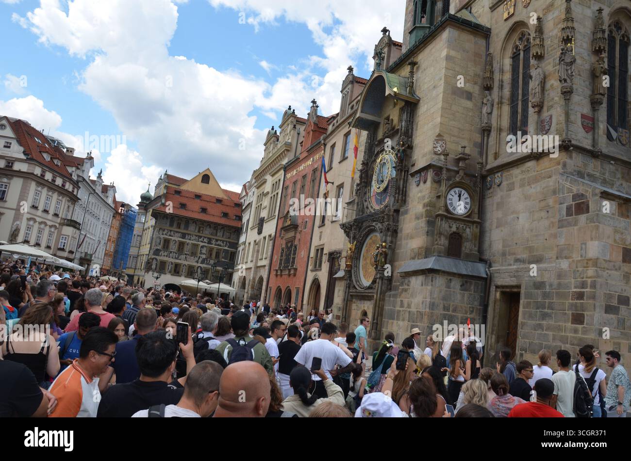 La foule s'est rassemblée dans les rues de Prague en regardant l'horloge de la place principale Banque D'Images