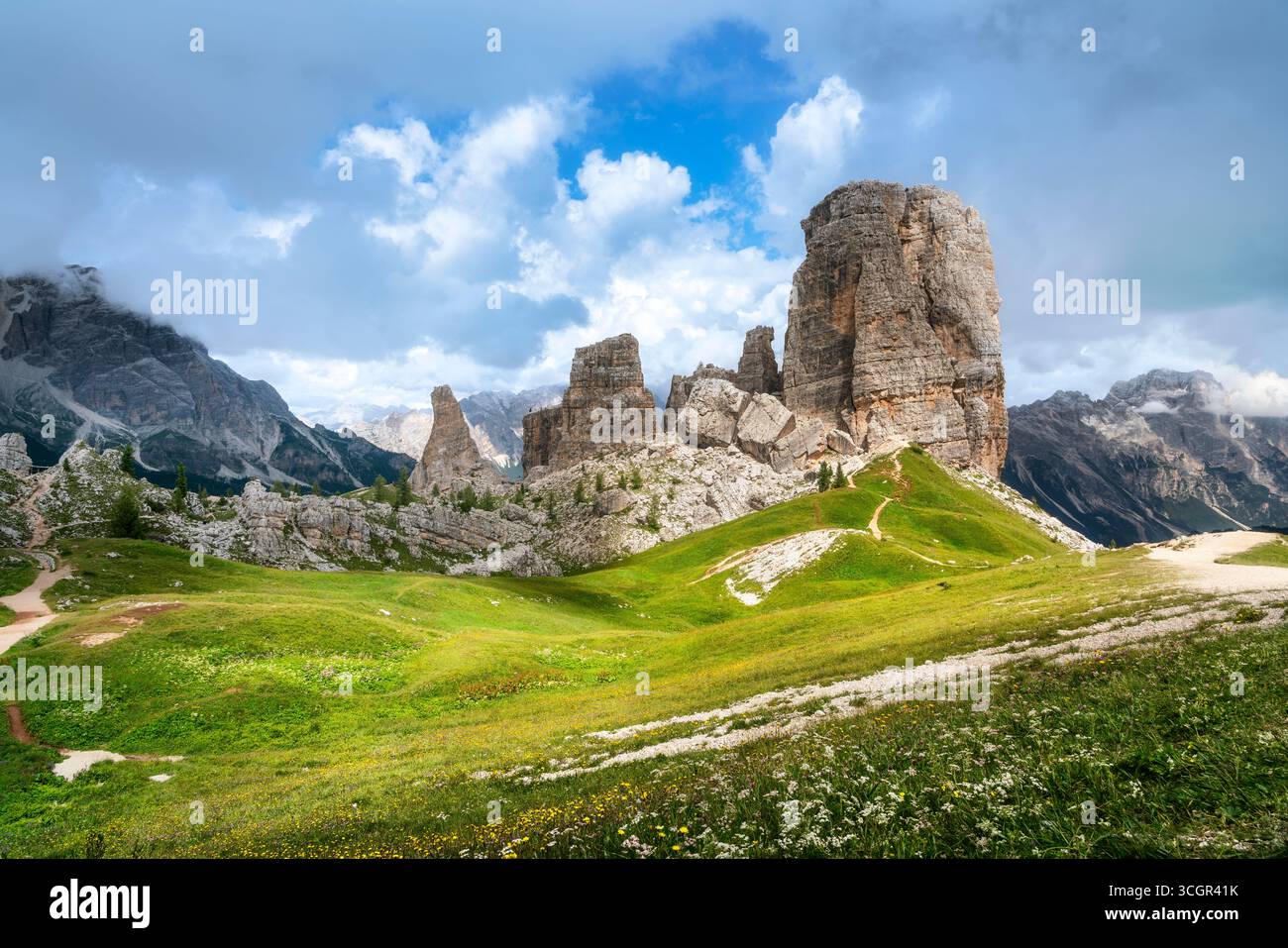 Célèbres formations rocheuses Cinque Torri avec des prairies alpines verdoyantes dans Dolomites site du patrimoine mondial de l'UNESCO près de Cortina d'Ampezzo, Italie du Nord été la Banque D'Images