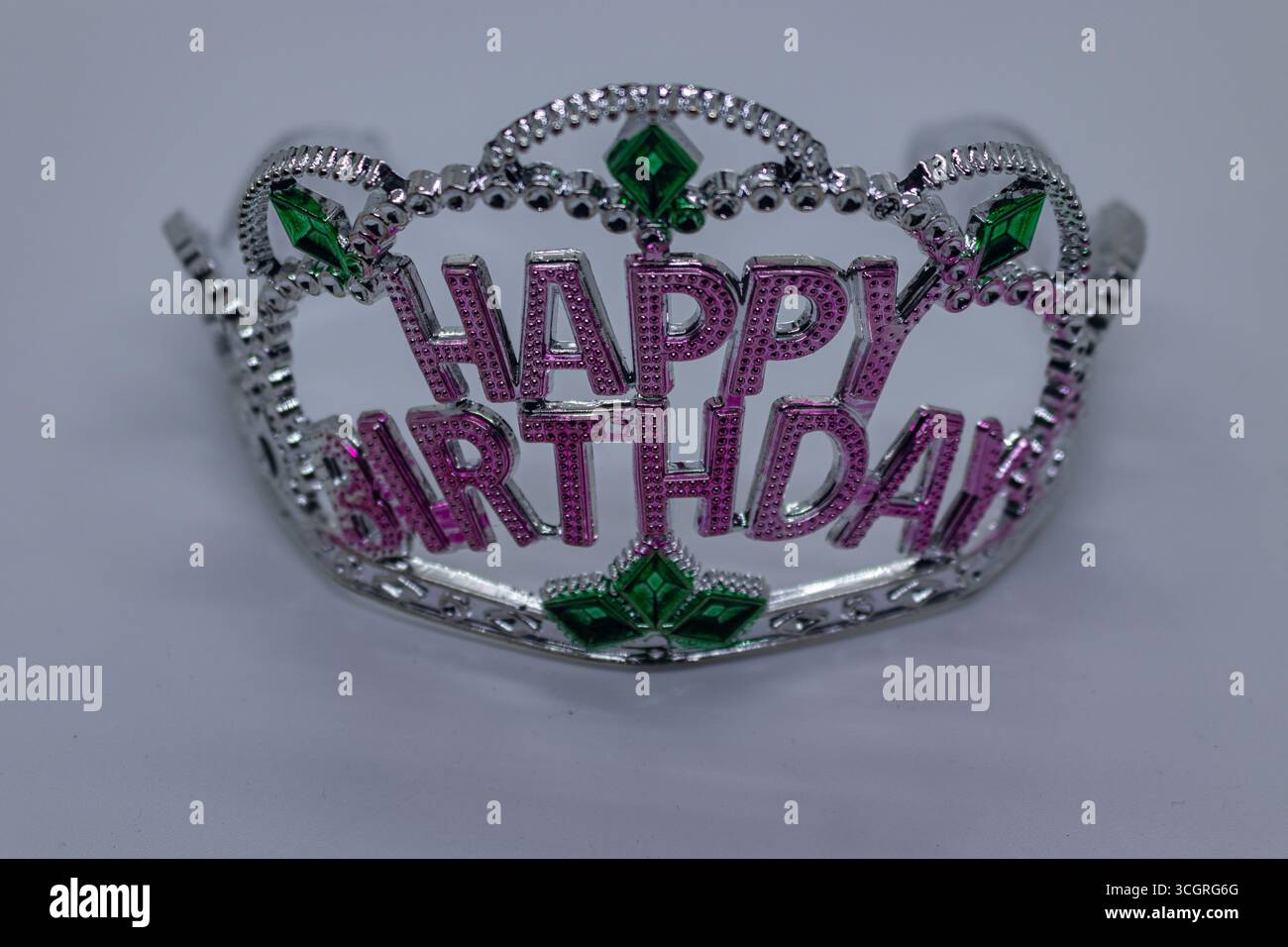 Couronne décorative Happy Birthday avec lettres roses sur fond blanc isolé Banque D'Images
