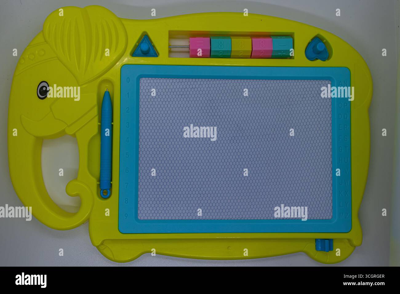 Jouet de planche à croquis magnétique éducatif pour enfants avec stylo et perles de comptage en fond blanc Banque D'Images