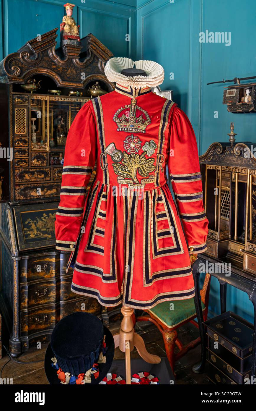 Uniforme rouge et or de Yeoman of the Guards exposé à l'intérieur du manoir Snowshill, Snowshill, Gloucestershire, Royaume-Uni le 25 août 2025 Banque D'Images