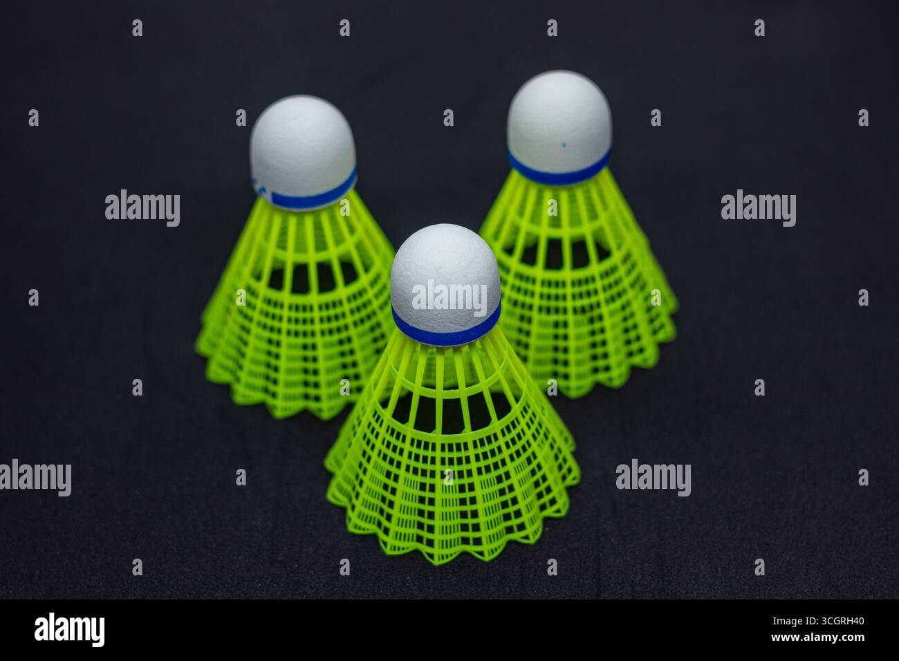 Shuttlecock en plume avec base verte Banque D'Images