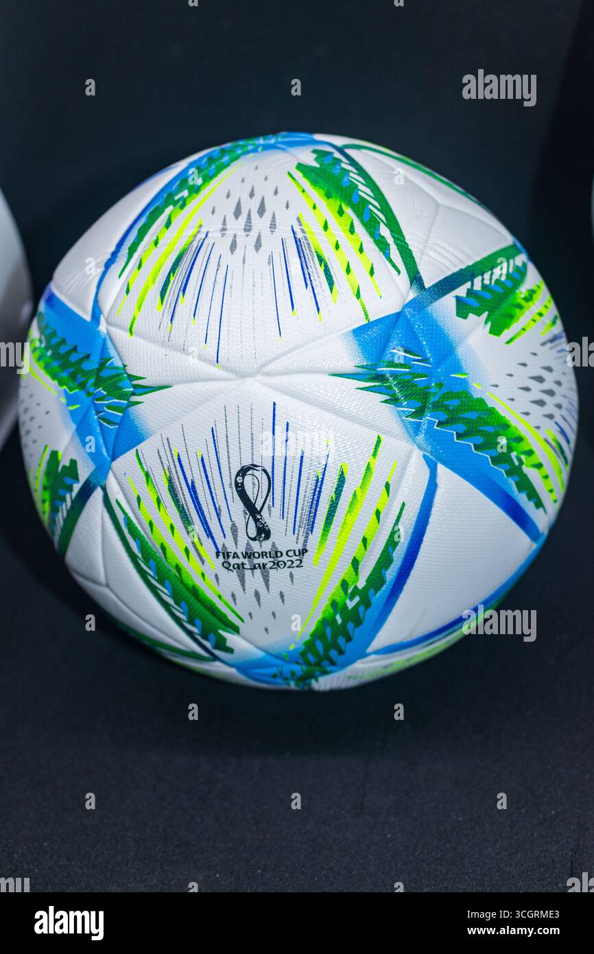 Football officiel de la Coupe du monde de la FIFA Qatar 2022 sur fond noir Banque D'Images