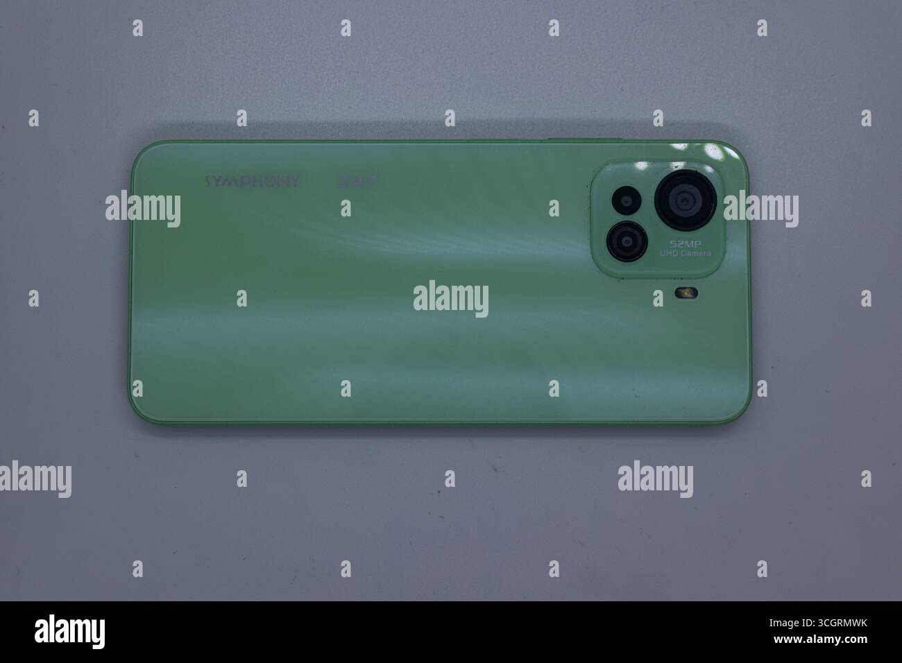 Housse de protection arrière pour téléphone avec fond blanc de trou pour appareil photo Banque D'Images