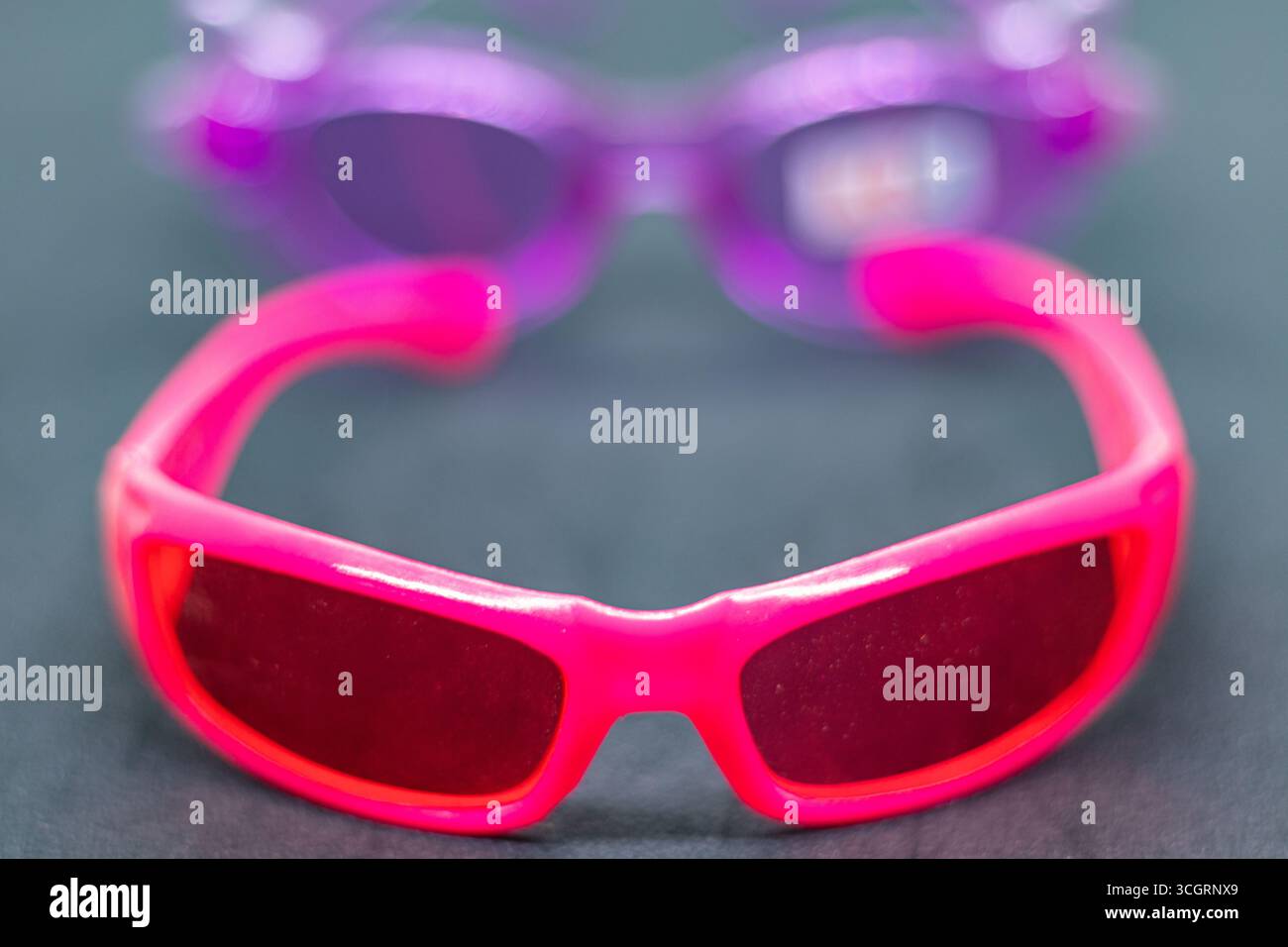 Lunettes de soleil Sporty Bleu et Rouge pour l'extérieur et les enfants Banque D'Images