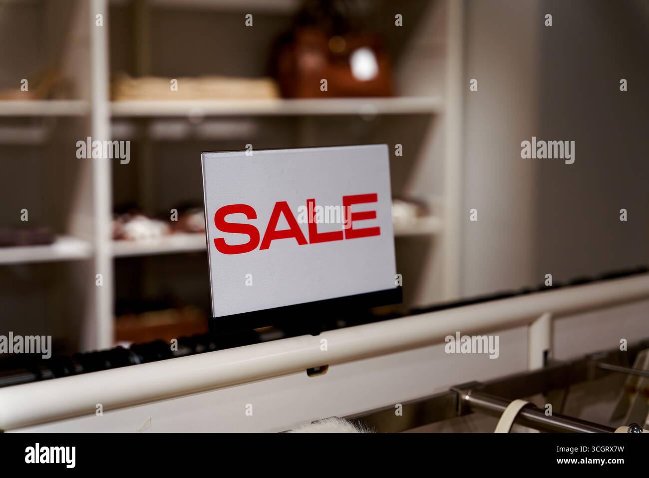 Signez avec le mot soldes indiquant les offres spéciales dans un magasin Banque D'Images