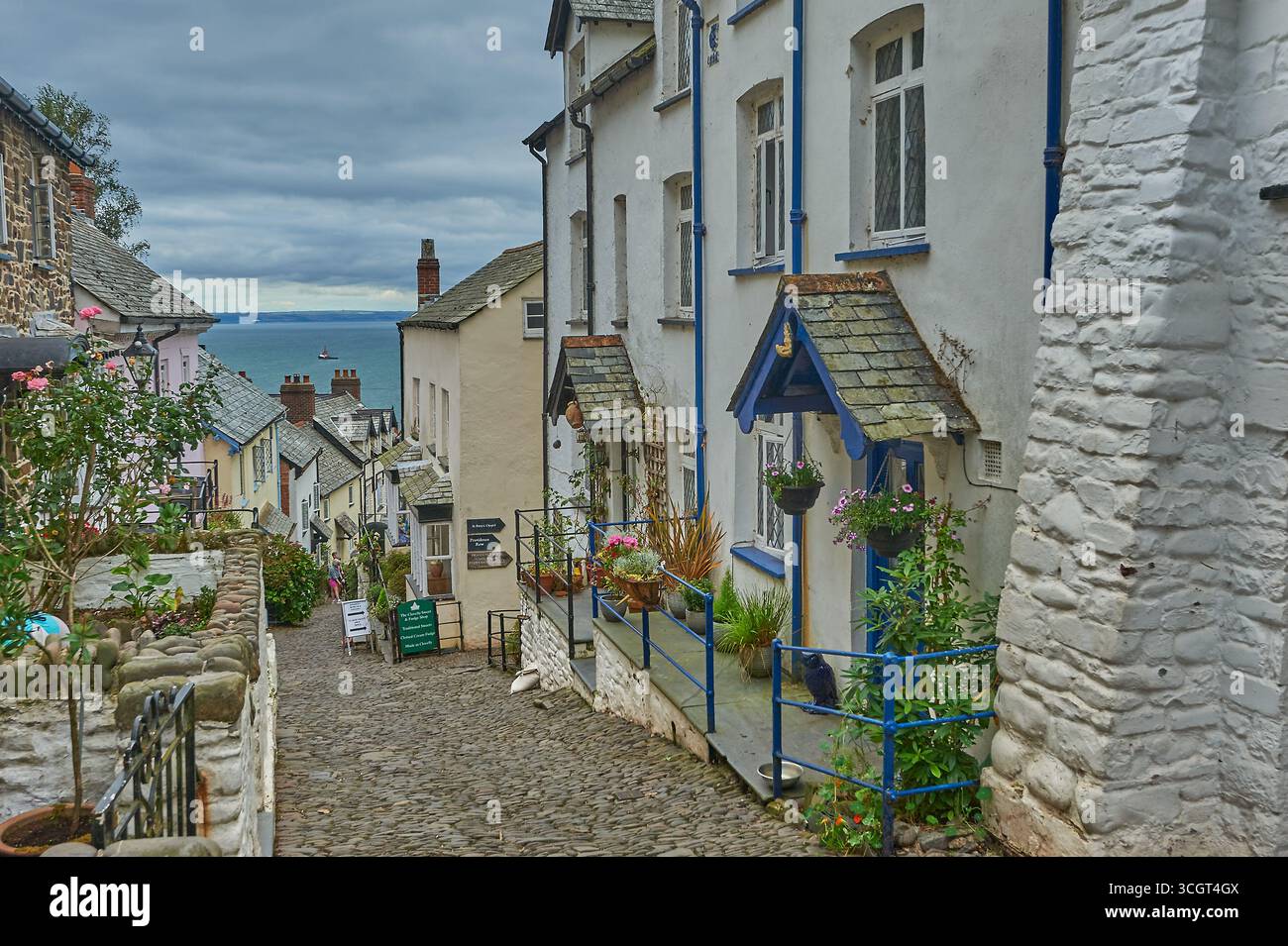 Étroite rue pavée à travers le village de Clovelly dans le nord du Devon Banque D'Images