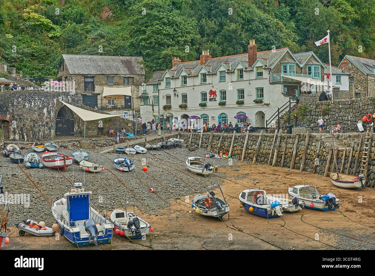 Petit port à marée basse dans le village Devon de Clovelly Banque D'Images Petit port à marée basse dans le village Devon de Clovelly Banque D'Images