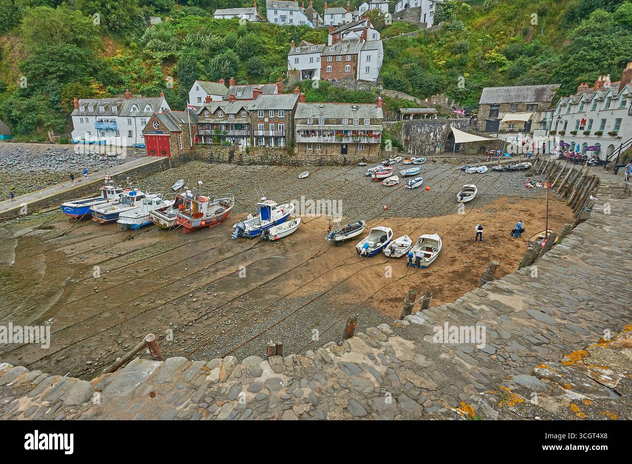 Petit port à marée basse dans le village Devon de Clovelly Banque D'Images Petit port à marée basse dans le village Devon de Clovelly Banque D'Images