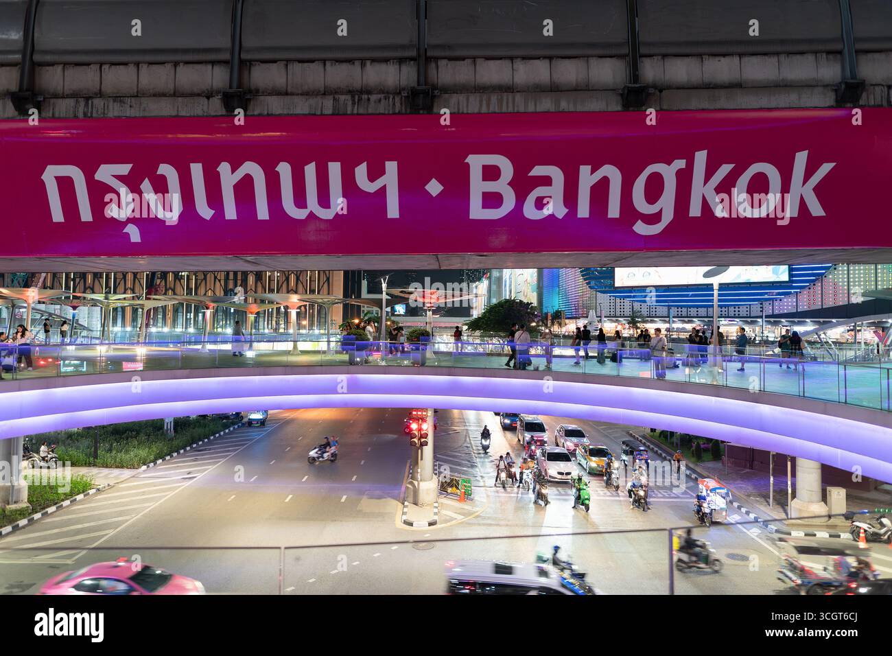 Bangkok, Thaïlande - 14 octobre 2024 : vue nocturne depuis le SkyTrain de Bangkok, donnant sur les routes Rama I et Phaya Thai, avec le Skytrain St Banque D'Images