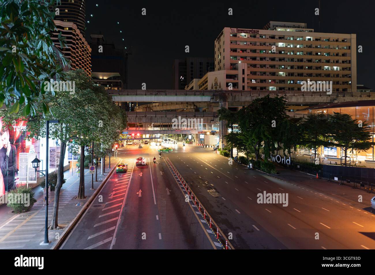 Bangkok, Thaïlande - 16 octobre 2024 : vue nocturne de l'intersection de Ratchadamri Road et Rama I Road à Bangkok, avec la piste BTS surélevée Banque D'Images