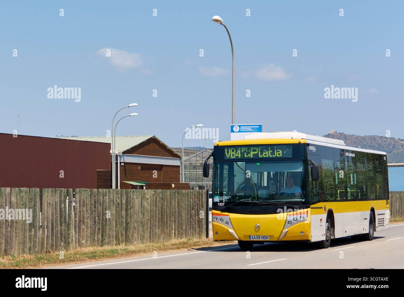 Viladecans. Barcelone - 29 août 2025 : un bus de passagers sur son itinéraire, un exemple de la vie quotidienne et des infrastructures de service public à Barcelone sont Banque D'Images
