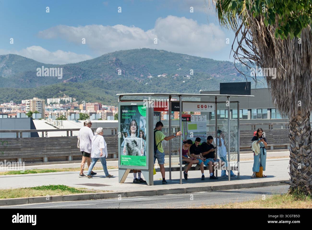 Viladecans. Barcelone - 29 août 2025 : plusieurs groupes de personnes, y compris des jeunes sur leur téléphone portable et un couple de personnes âgées, attendent dans un bus Banque D'Images