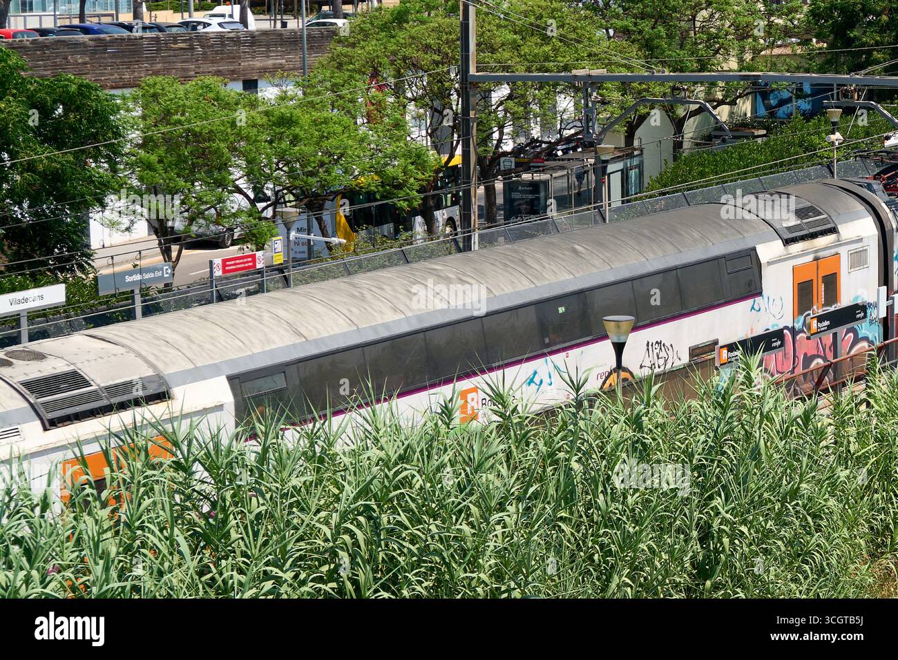 Viladecans. Barcelone - 29 août 2025 : un train de banlieue Rodalies s'est arrêté à la gare, avec le panneau 'Viladecans' clairement visible sur le quai. Banque D'Images
