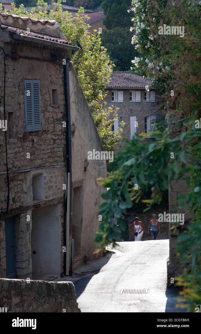 Deux femmes gravissent un chemin escarpé en France Banque D'Images