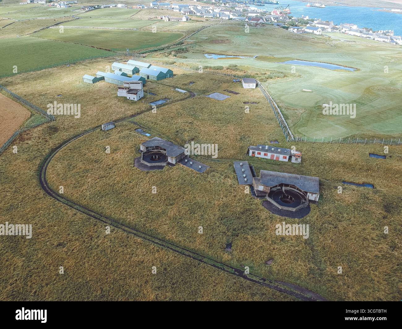 Batterie Ness, près de Stromness, Orcades : un poste d'artillerie côtier de la seconde Guerre mondiale avec des canons de six pouces, des huttes en bois intactes et un rare mess orné de fresques. Banque D'Images