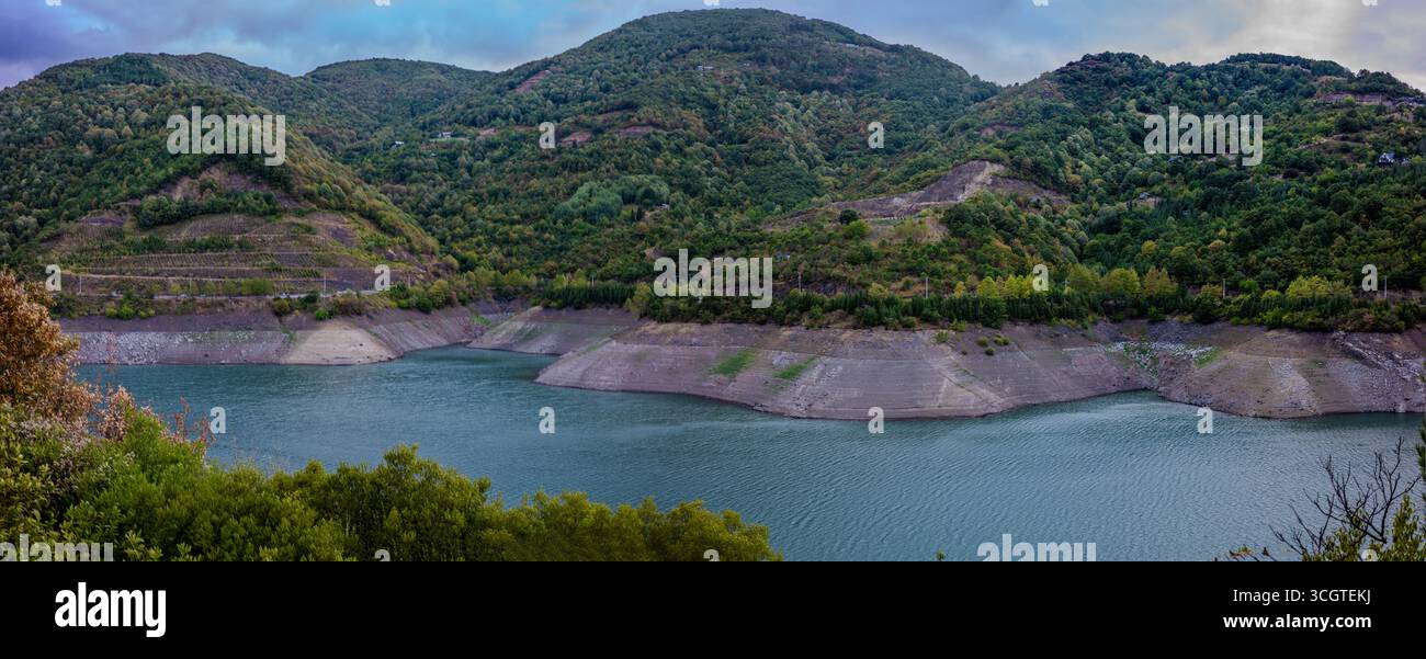 Une vue panoramique sur le réservoir de Yuvacık montre des collines abruptes en terrasses et des montagnes boisées entourant le lac calme de Başiskele, Kocaeli, Turquie. T Banque D'Images