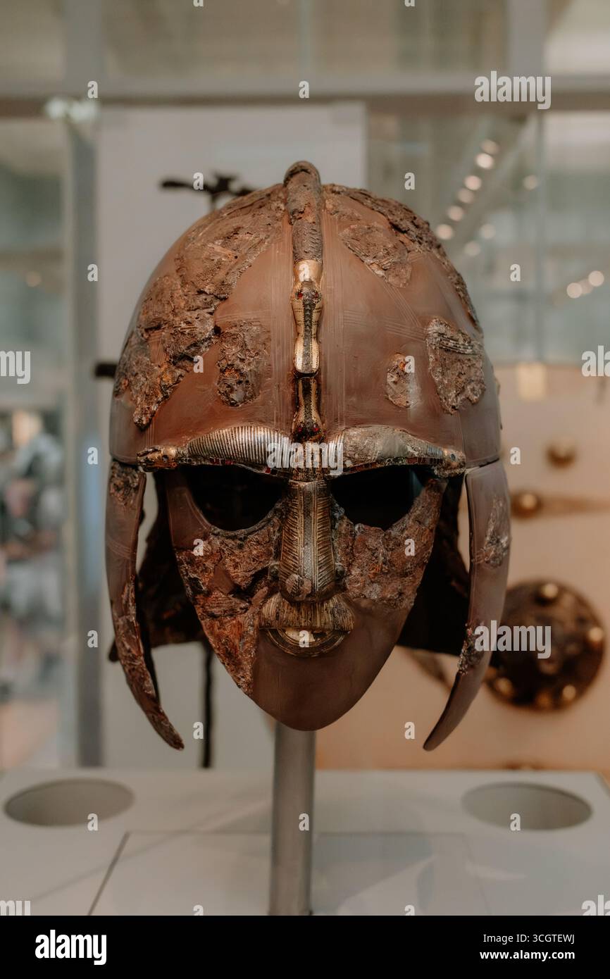Le casque Sutton Hoo est un trésor anglo-saxon du VIIe siècle, richement décoré et faisant partie d'une sépulture royale, révélant l'artisanat médiéval. Banque D'Images
